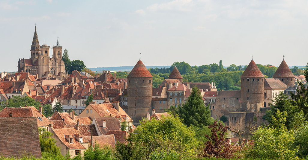 Semur en Auxois un joli village de la Terre d'Auxois dans le Morvan